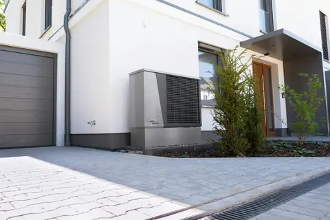 Modern villa med värmepump vid husgrunden