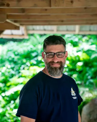 Mikael Sjöholm i mörk t-shirt och glasögon