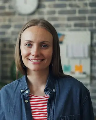 Sara Holm i jeansjacka på kontoret