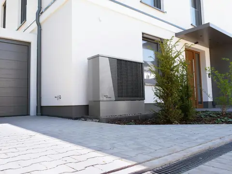 Modern villa med en värmepump vid husgrunden